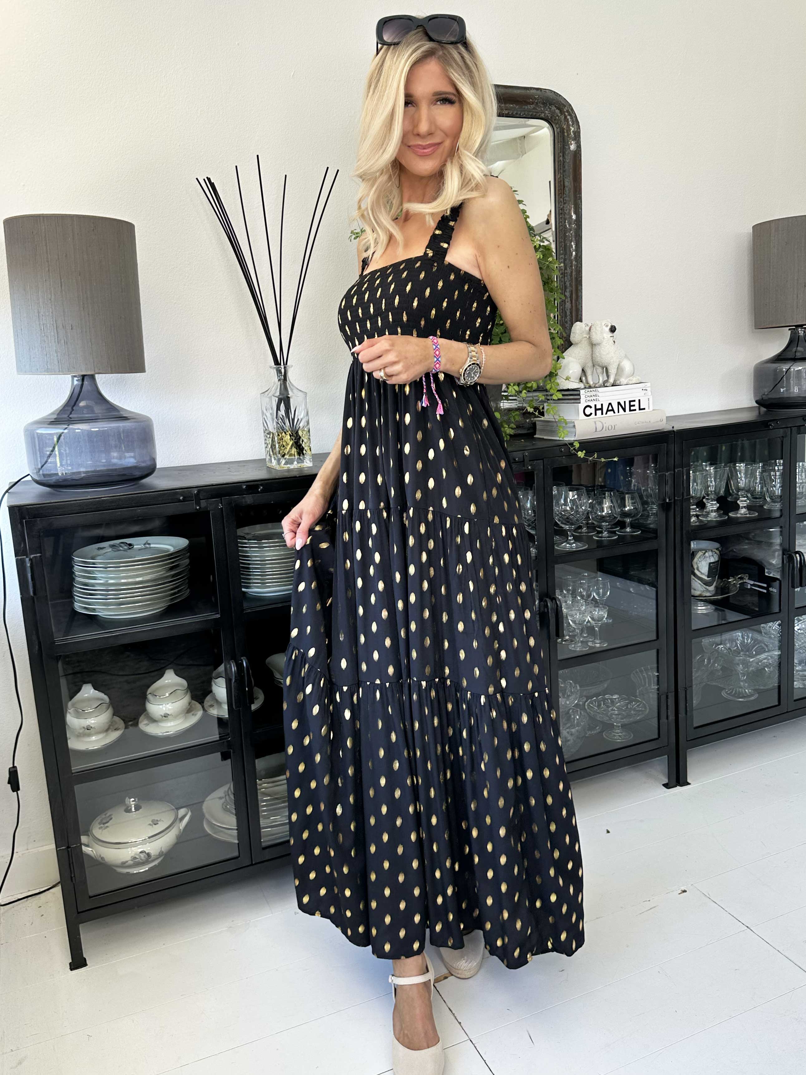 Emma - Lång klänning med smockad byst och gulddetaljer